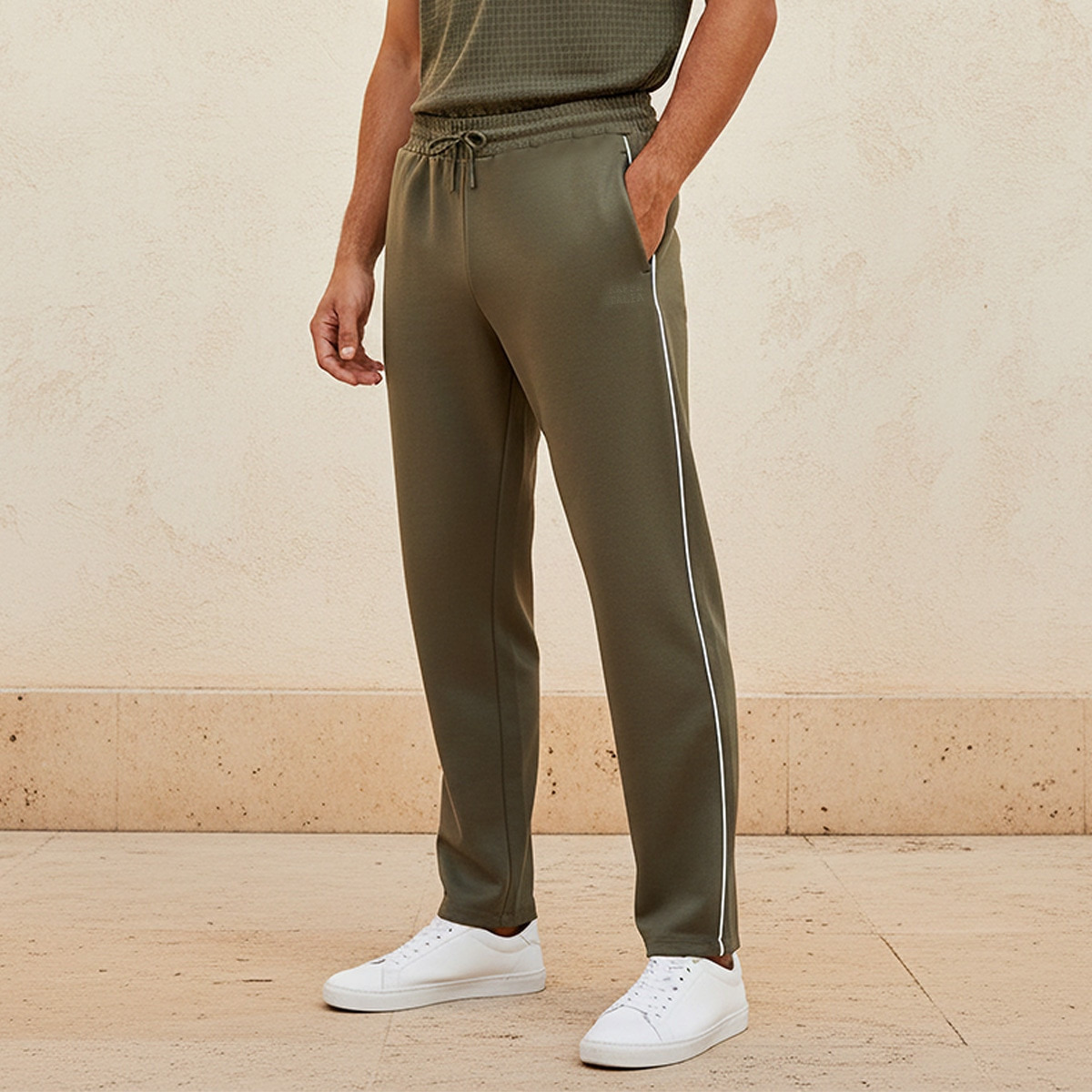 بنطلون رياضي ناعم الملمس بخصر برباط من كابا-men-clothing-sportswearandactivewear-bottoms-joggers-image-1