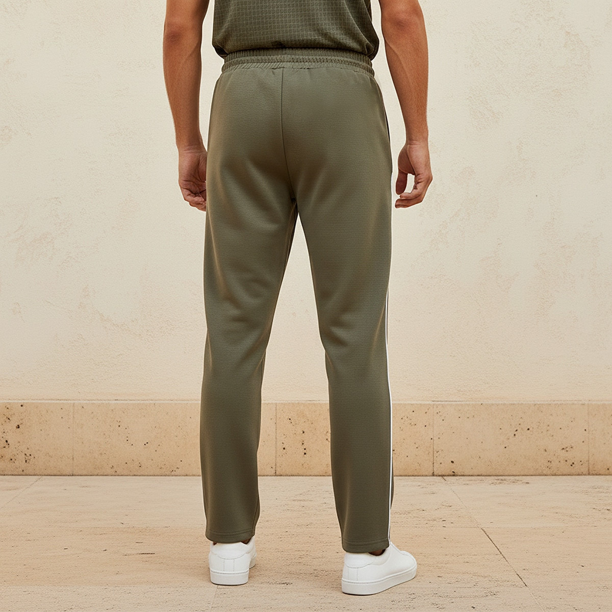 بنطلون رياضي ناعم الملمس بخصر برباط من كابا-men-clothing-sportswearandactivewear-bottoms-joggers-image-4