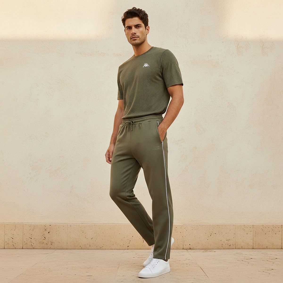 بنطلون رياضي ناعم الملمس بخصر برباط من كابا-men-clothing-sportswearandactivewear-bottoms-joggers-image-5