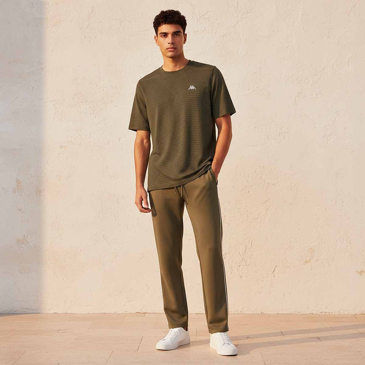 تيشيرت بارز الملمس بياقة ضيقة وأكمام قصيرة من كابا-men-clothing-tshirtsandpolos-tshirts-image-3