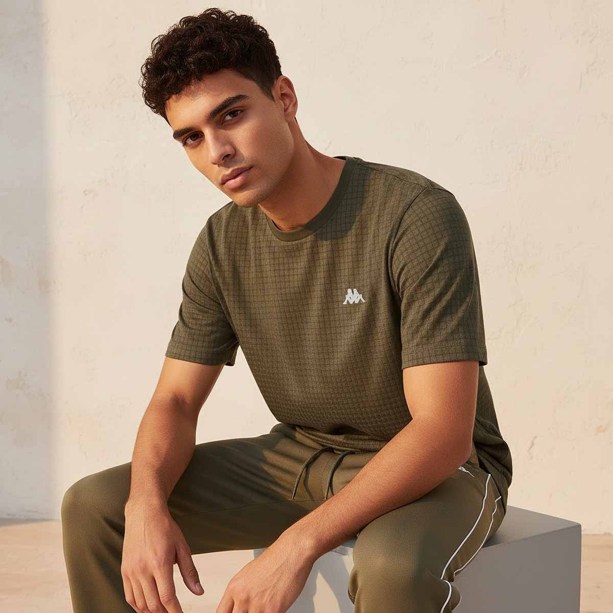 تيشيرت بارز الملمس بياقة ضيقة وأكمام قصيرة من كابا-men-clothing-tshirtsandpolos-tshirts-image-5