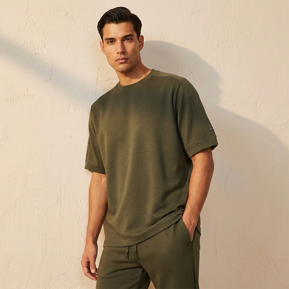 تيشيرت بلون موحد قابل للتمدد في اتجاهين من لاف بانجولين-men-clothing-sportswearandactivewear-tshirtsandpolos-image-1