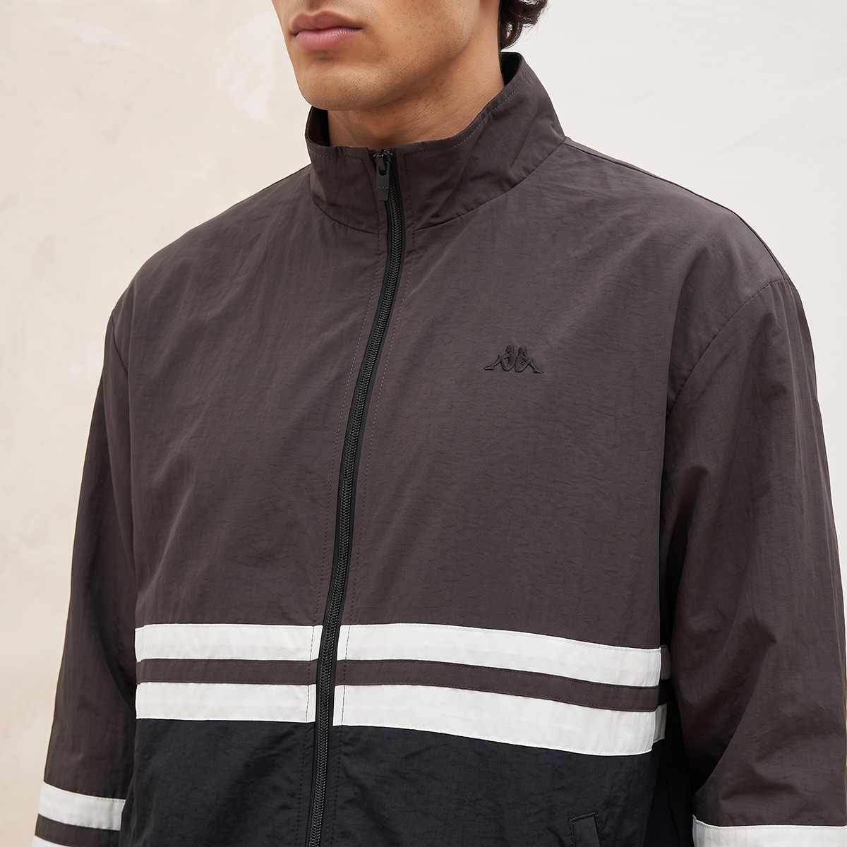 جاكيت بقوالب ملونة وياقة عالية من كابا-men-clothing-jacketsandblazers-jackets-image-4
