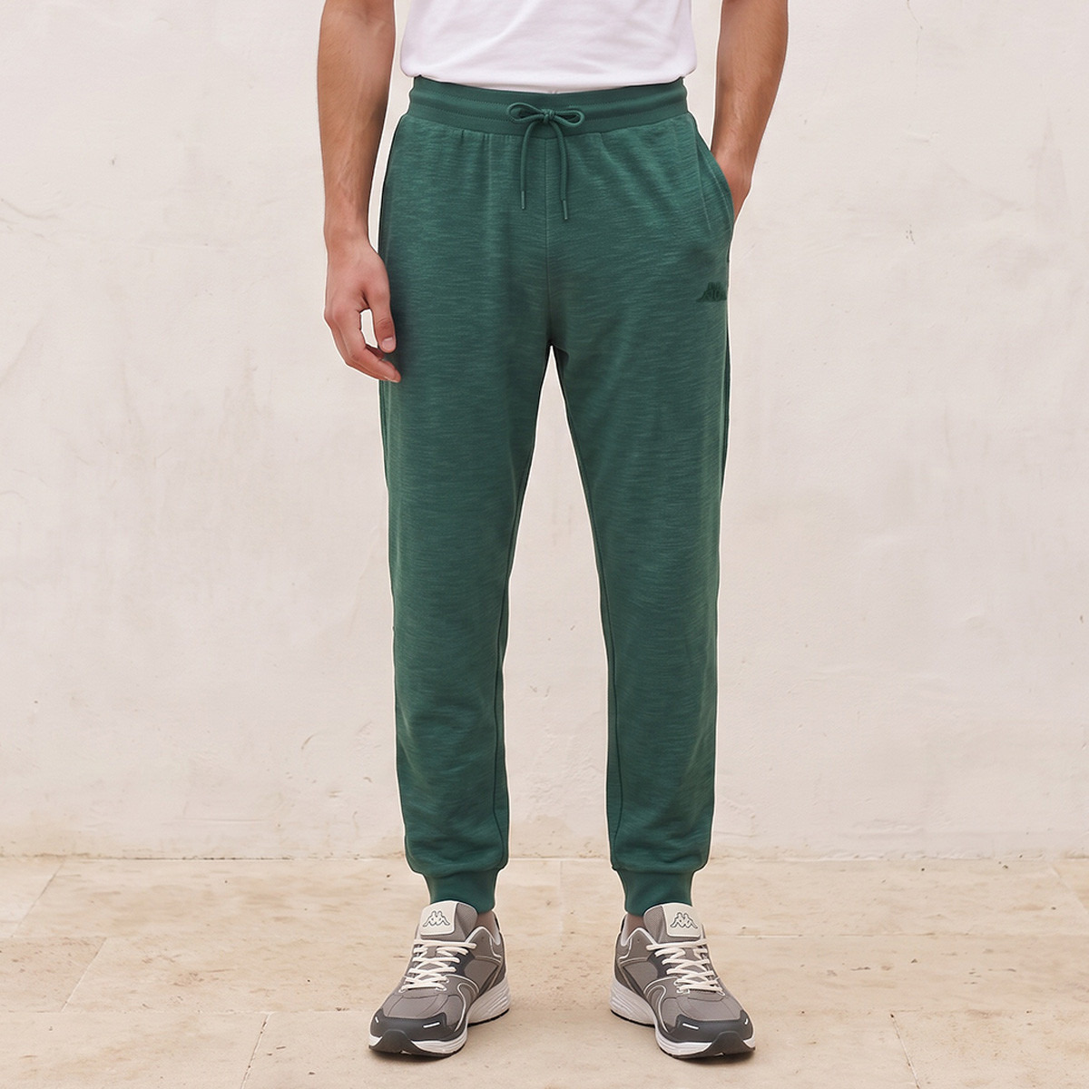 بنطلون رياضي قابل للتمدد في اتجاهين من كابا-men-clothing-sportswearandactivewear-bottoms-joggers-image-1