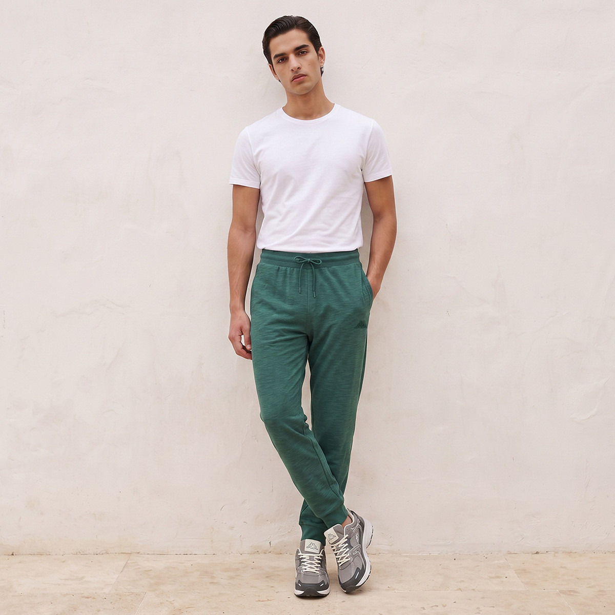 بنطلون رياضي قابل للتمدد في اتجاهين من كابا-men-clothing-sportswearandactivewear-bottoms-joggers-image-2