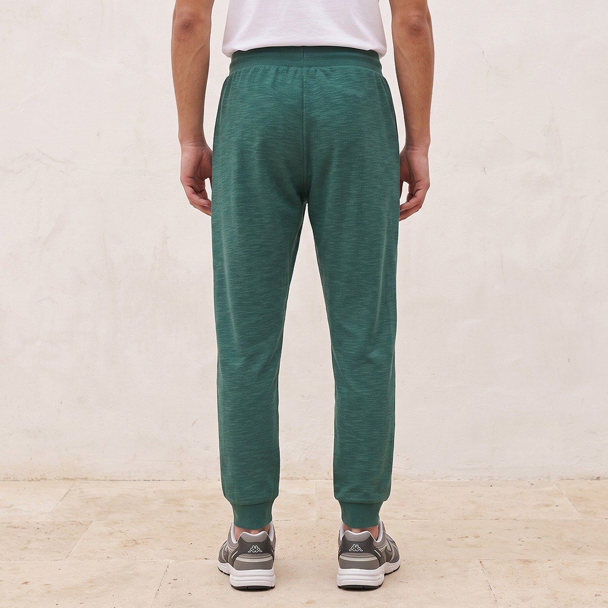بنطلون رياضي قابل للتمدد في اتجاهين من كابا-men-clothing-sportswearandactivewear-bottoms-joggers-image-3