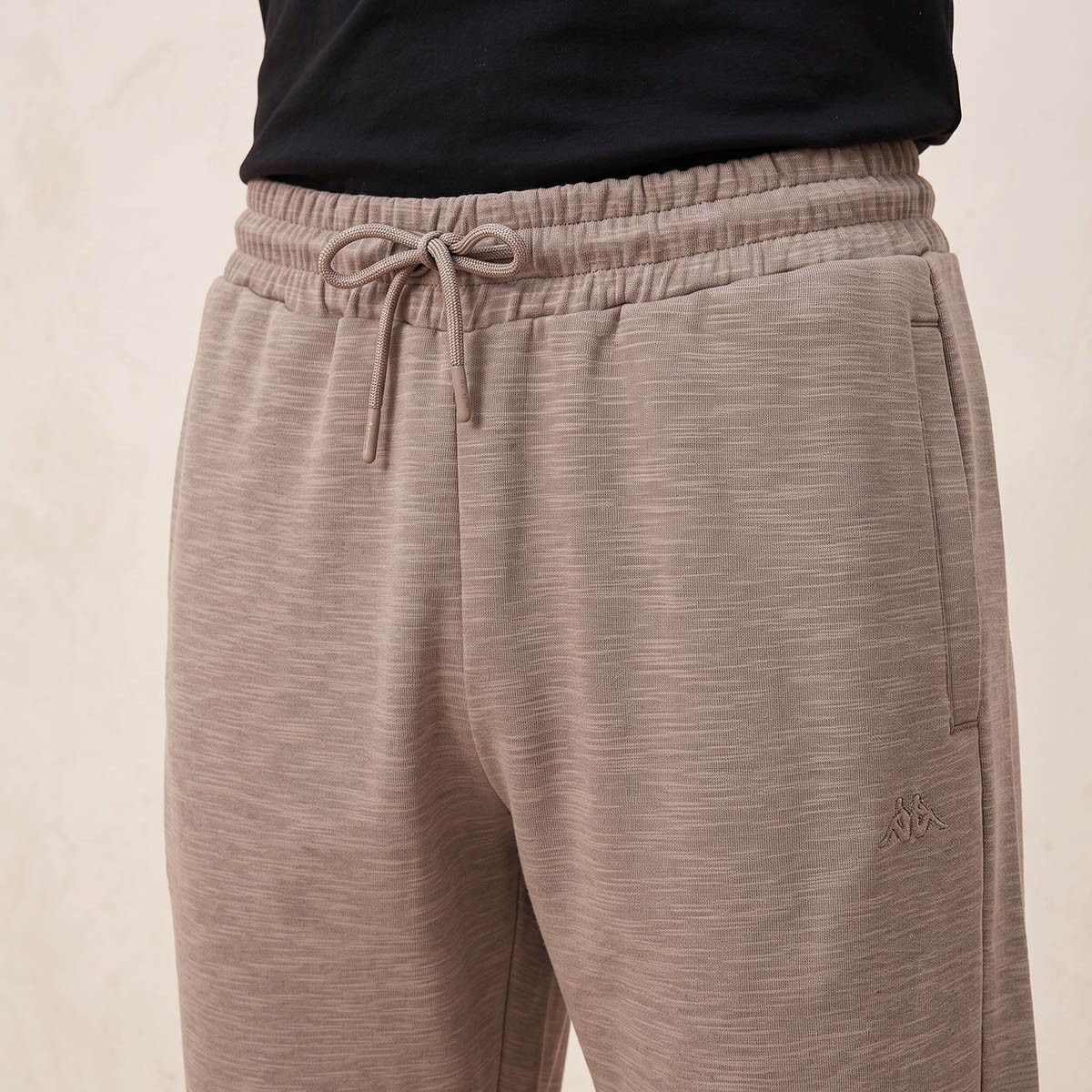 بنطلون رياضي قابل للتمدد في اتجاهين من كابا-men-clothing-sportswearandactivewear-bottoms-joggers-image-2