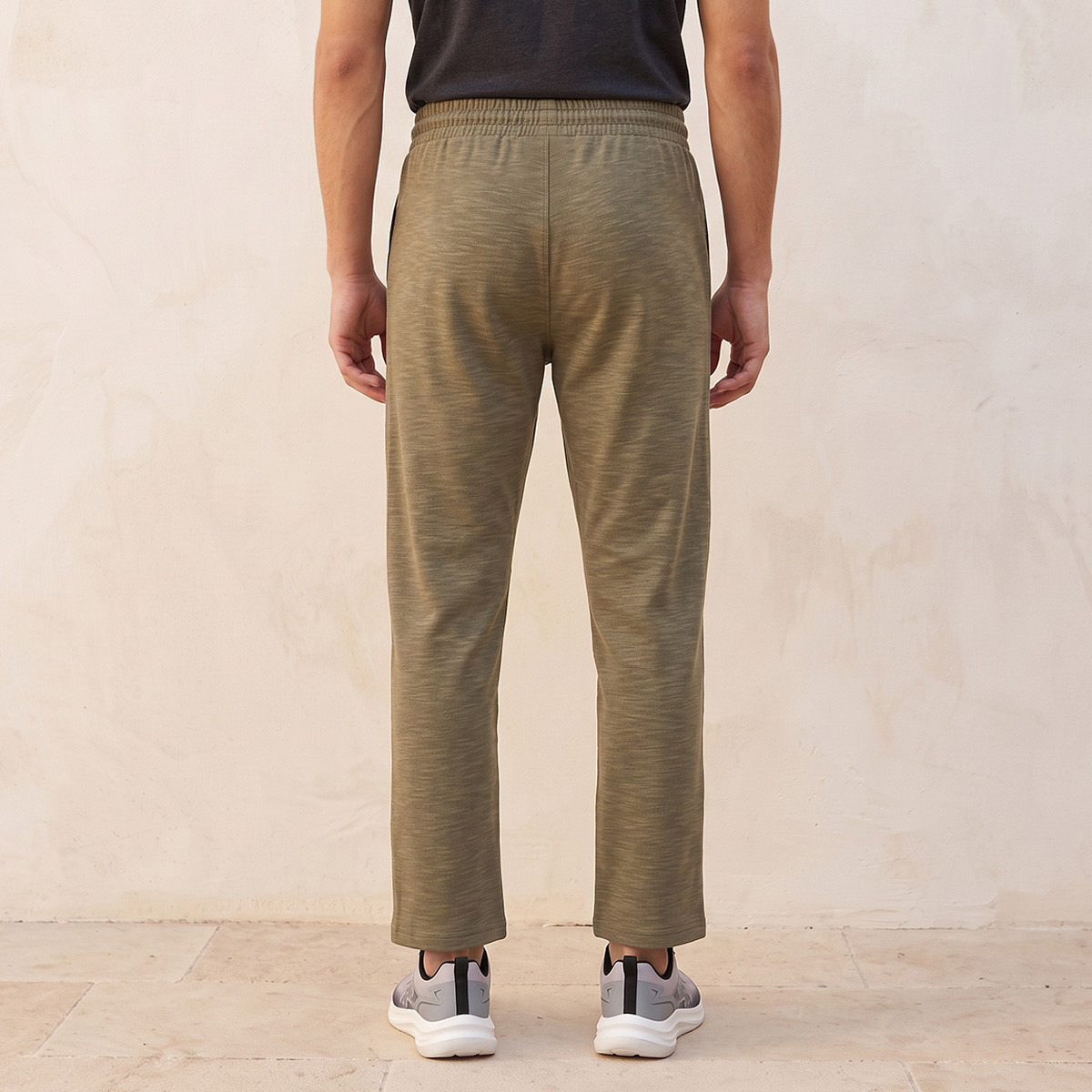 بنطلون رياضي قابل للتمدد في اتجاهين من كابا-men-clothing-sportswearandactivewear-bottoms-joggers-image-3