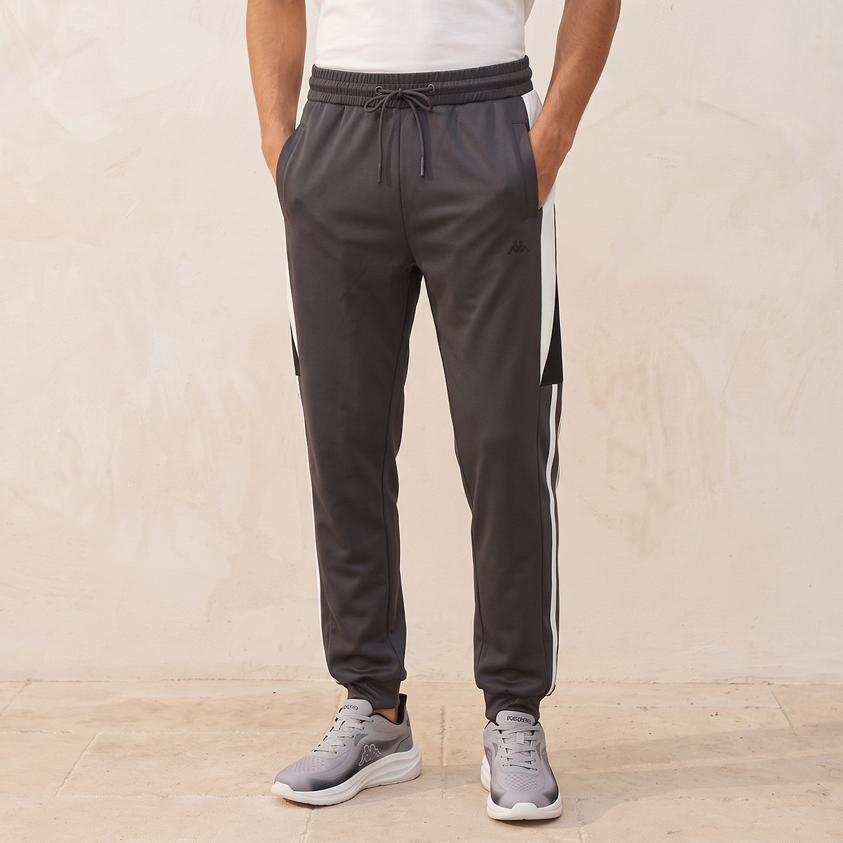 بنطلون رياضي بألواح ملونة من كابا-men-clothing-sportswearandactivewear-bottoms-joggers-image-1