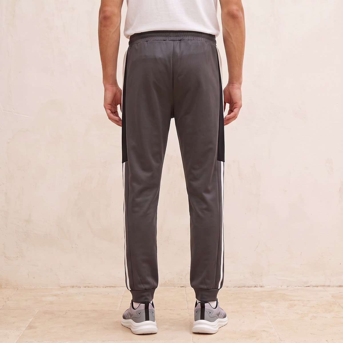 بنطلون رياضي بألواح ملونة من كابا-men-clothing-sportswearandactivewear-bottoms-joggers-image-3