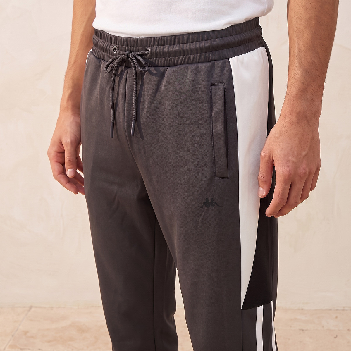 بنطلون رياضي بألواح ملونة من كابا-men-clothing-sportswearandactivewear-bottoms-joggers-image-4
