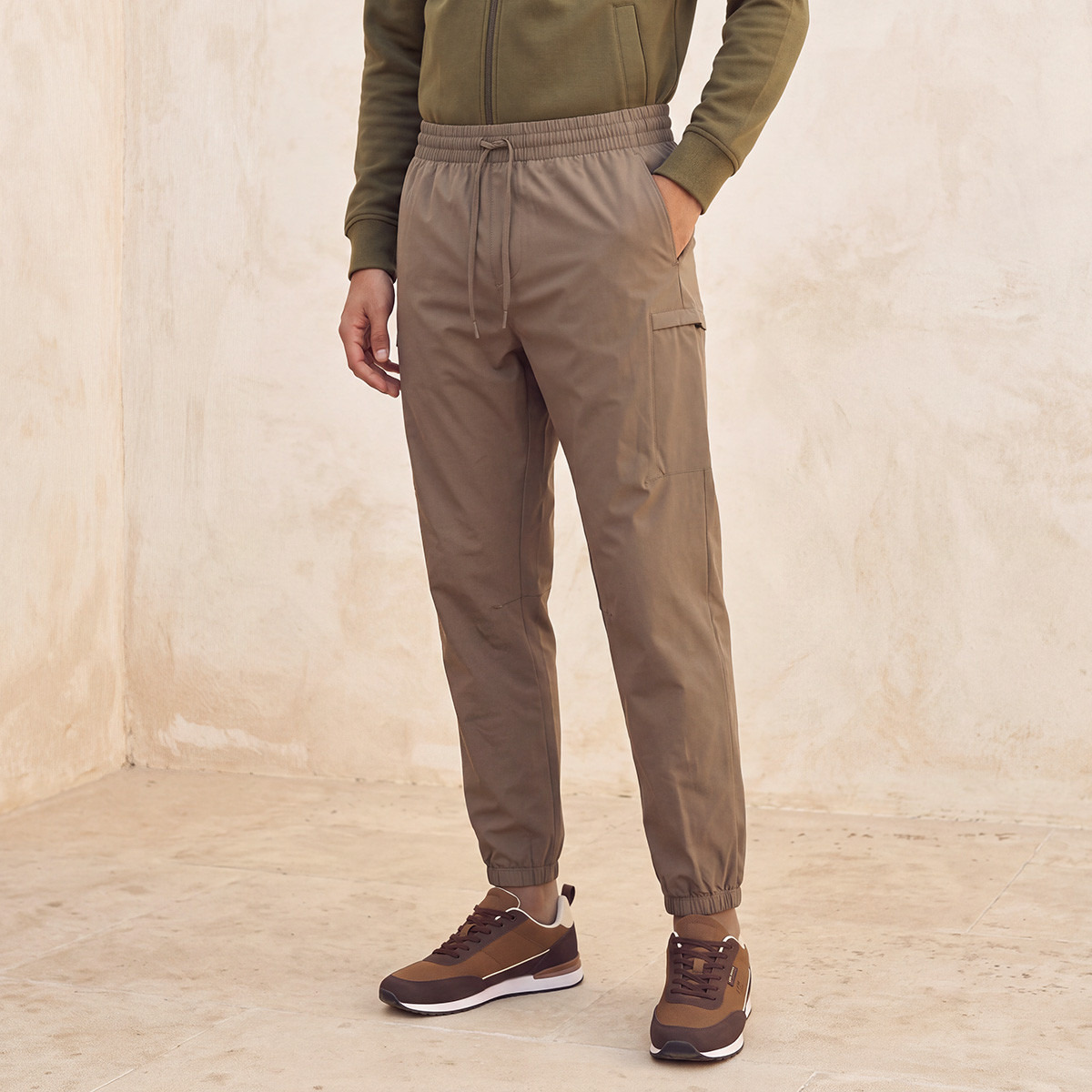بنطلون رياضي كارجو قابل للتمدد في اتجاهين من كابا-men-clothing-sportswearandactivewear-bottoms-joggers-image-1