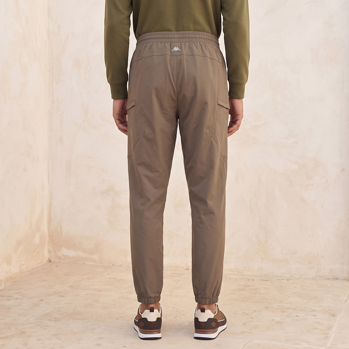 بنطلون رياضي كارجو قابل للتمدد في اتجاهين من كابا-men-clothing-sportswearandactivewear-bottoms-joggers-image-3