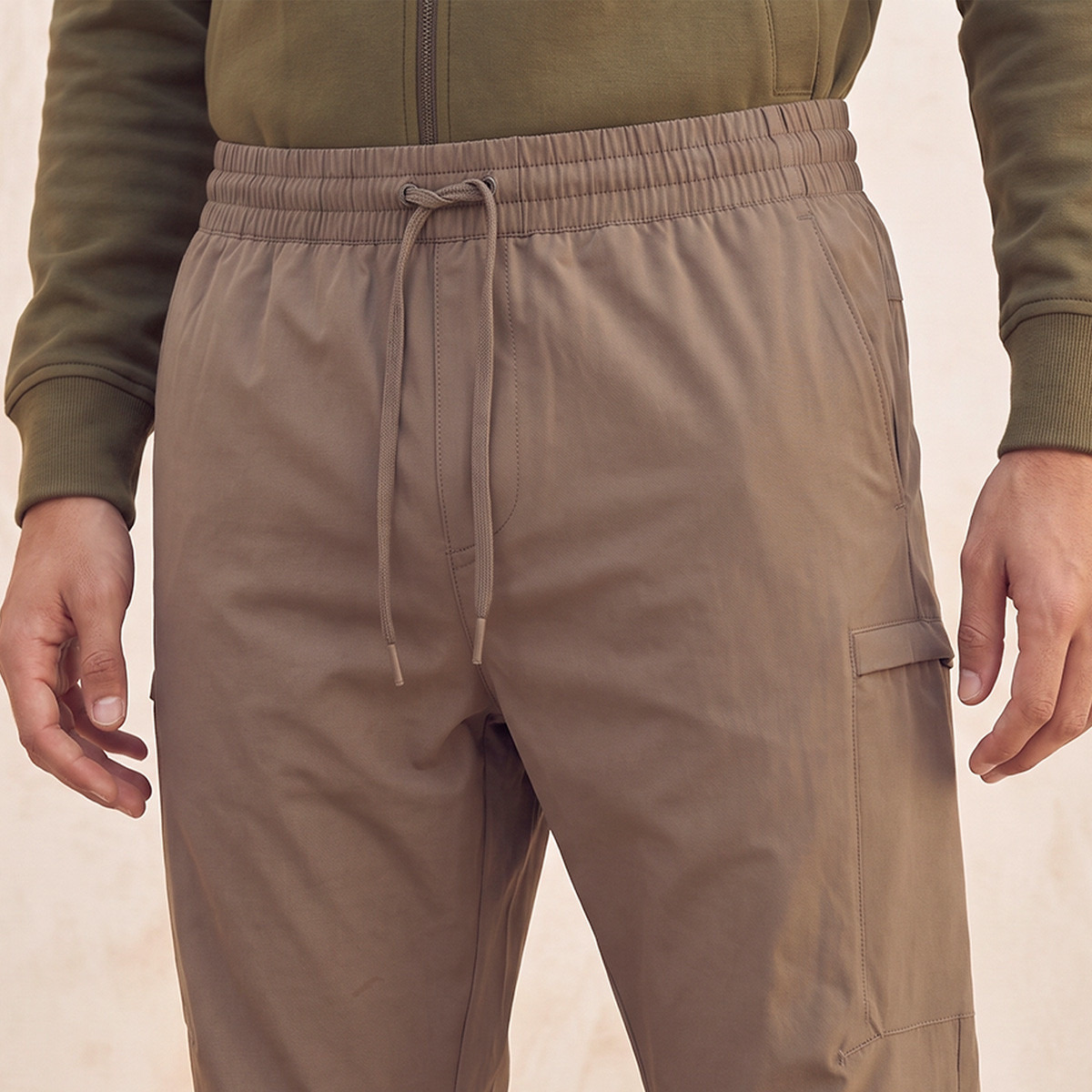 بنطلون رياضي كارجو قابل للتمدد في اتجاهين من كابا-men-clothing-sportswearandactivewear-bottoms-joggers-image-4