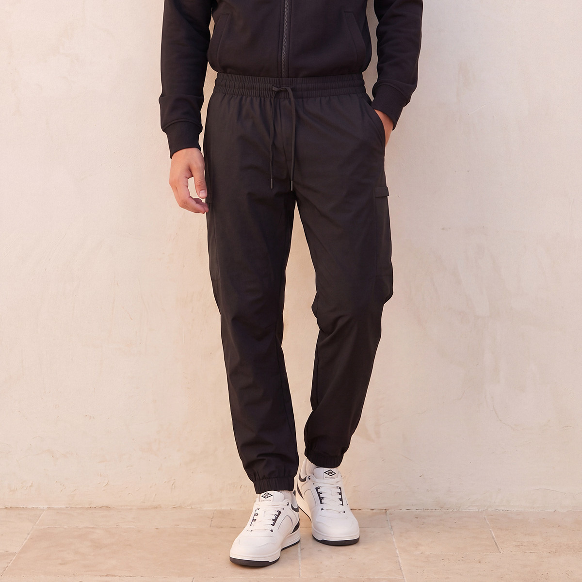 بنطلون رياضي كارجو قابل للتمدد في اتجاهين من كابا-men-clothing-sportswearandactivewear-bottoms-joggers-image-1