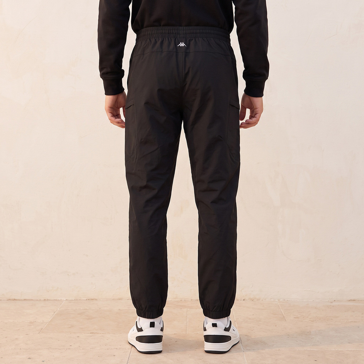 بنطلون رياضي كارجو قابل للتمدد في اتجاهين من كابا-men-clothing-sportswearandactivewear-bottoms-joggers-image-3