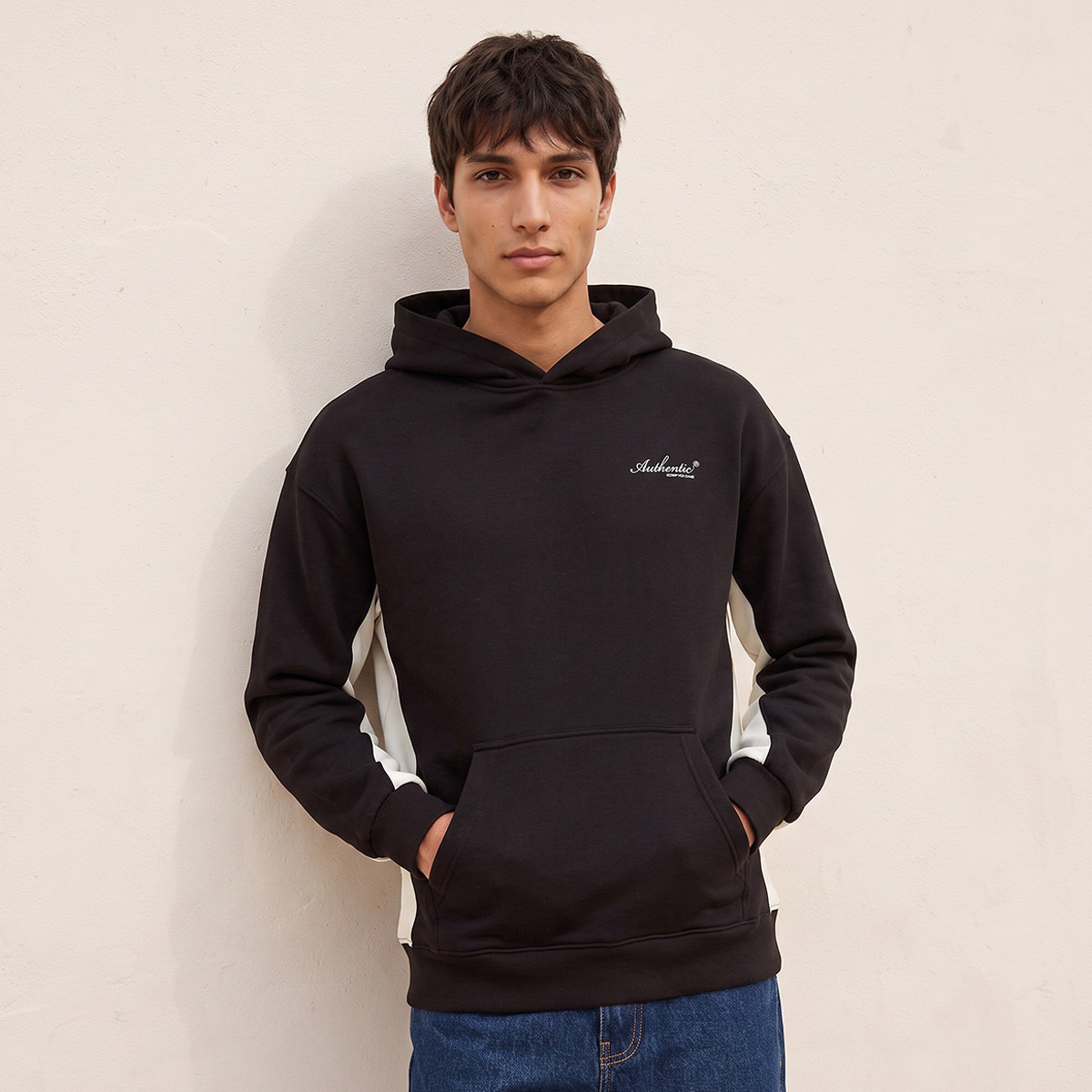 سويت شيرت بطبعات جرافيتي من كابا-men-winterwear-hoodiesandsweatshirts-image-1