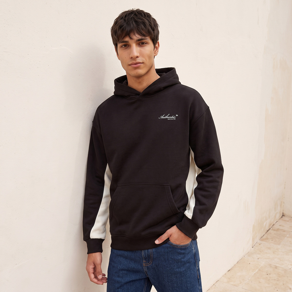 سويت شيرت بطبعات جرافيتي من كابا-men-winterwear-hoodiesandsweatshirts-image-6