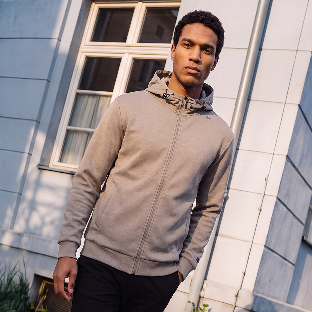هودي بسحاب كامل ومرونة ثنائية الاتجاه من لاف بانجولين-men-winterwear-hoodiesandsweatshirts-image-1