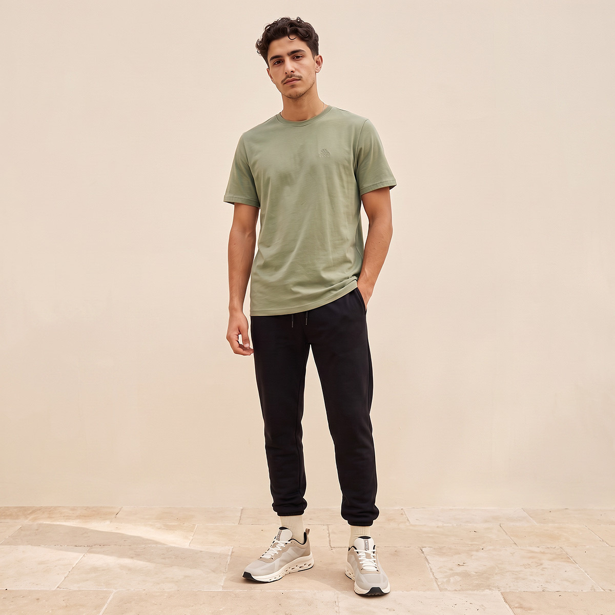تيشيرت بقصة عادية وياقة ضيقة من كابا-men-clothing-sportswearandactivewear-tshirtsandpolos-image-2