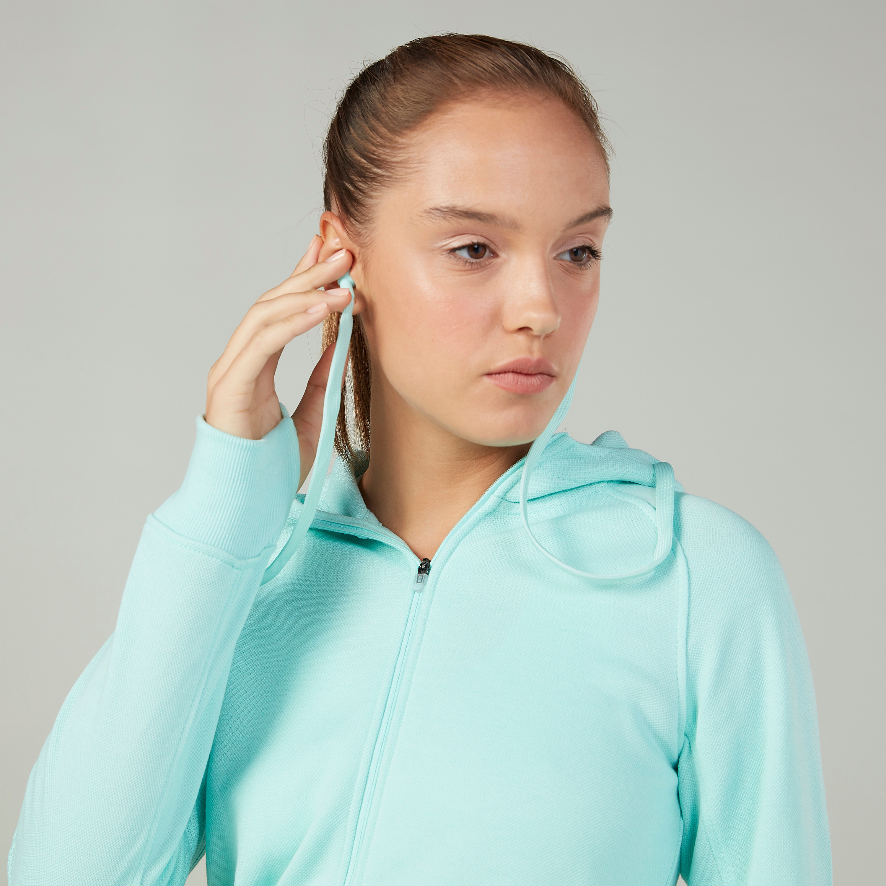 جاكيت سادة بقبعة وأكمام طويلة-sports-women-clothing-coatsandjackets-jackets-image-3