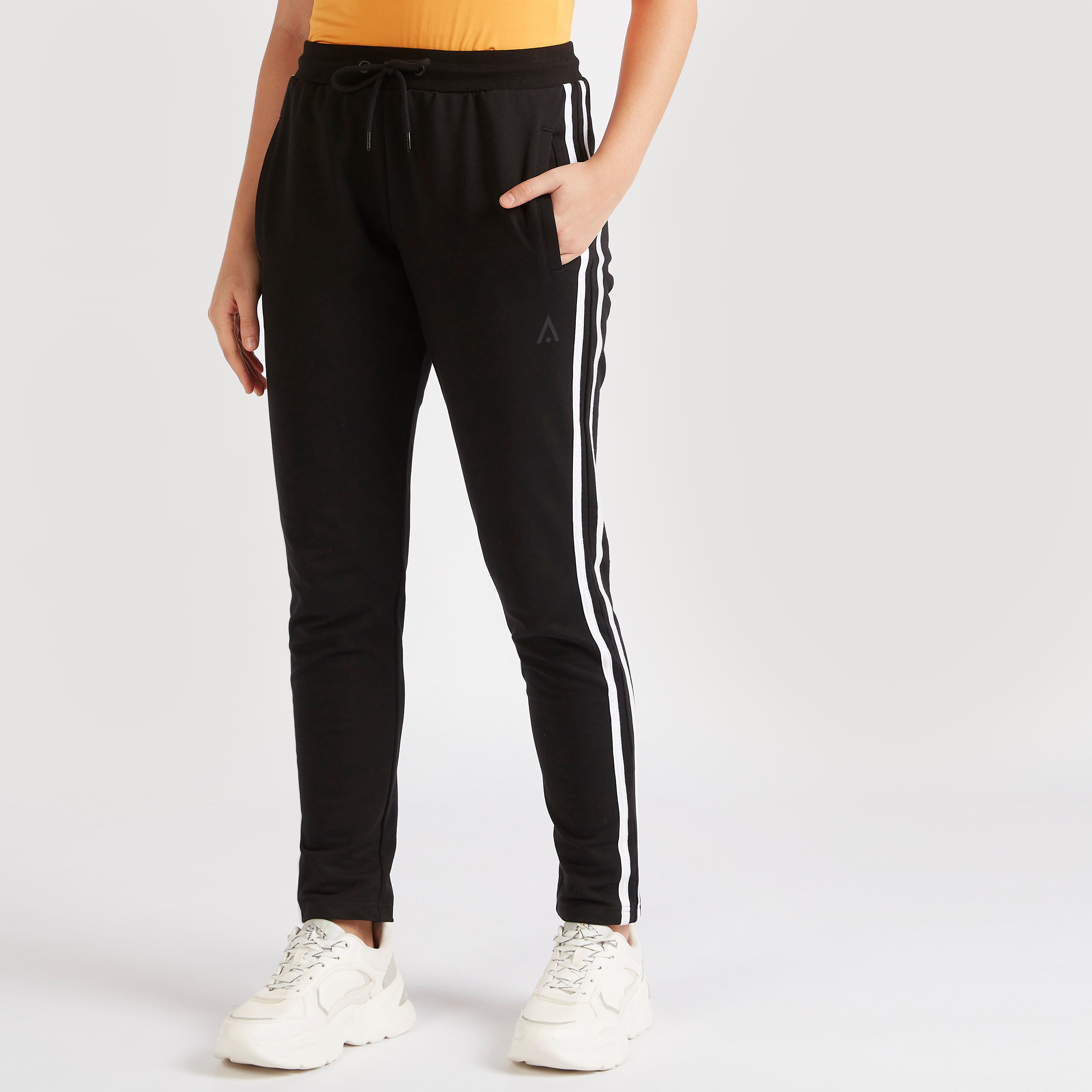 Nike logo tape jogging pants ladies hotsell