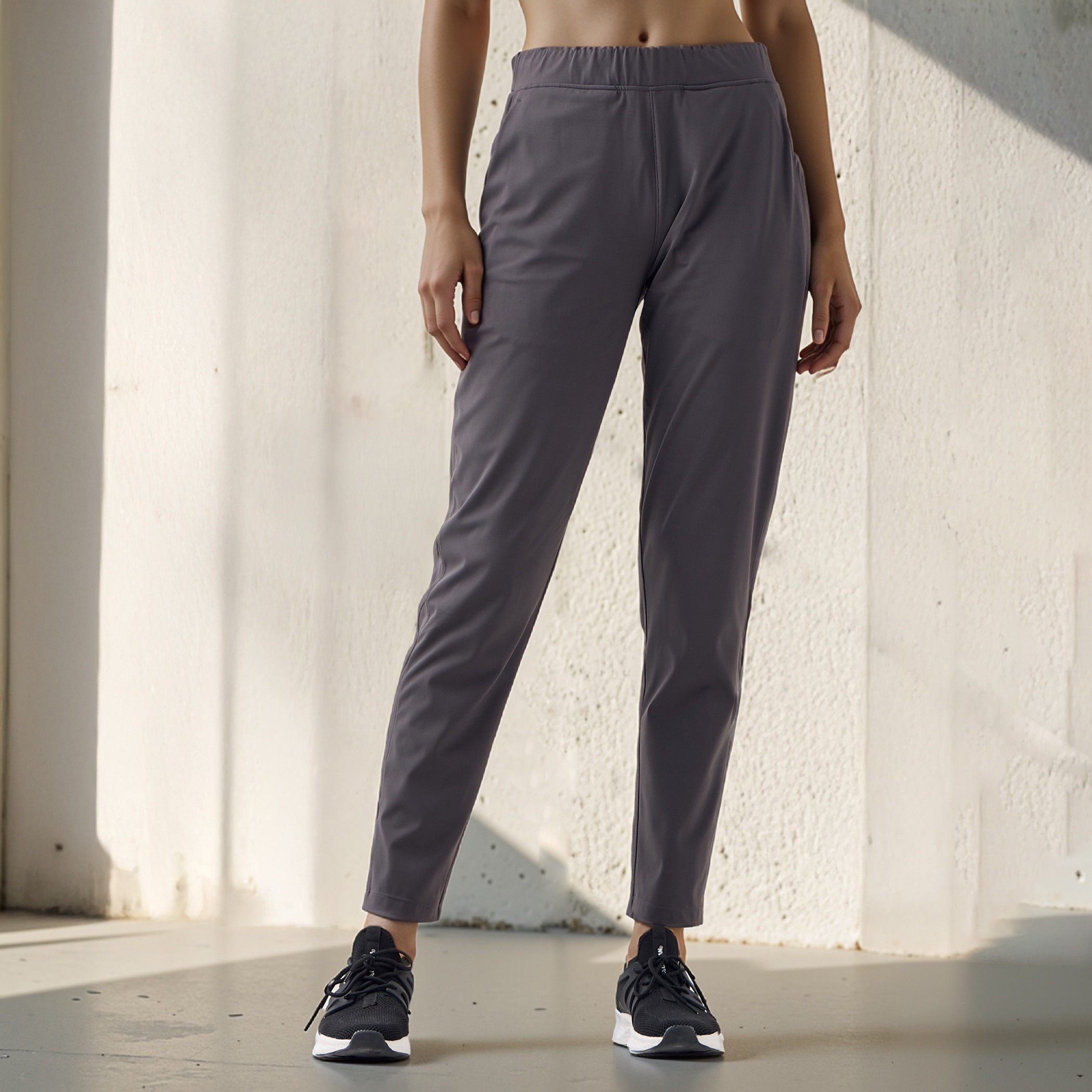 بنطلون رياضي بخصر مطاطي فليكسي كومفورت وجيوب-women-clothing-bottoms-joggers-image-1