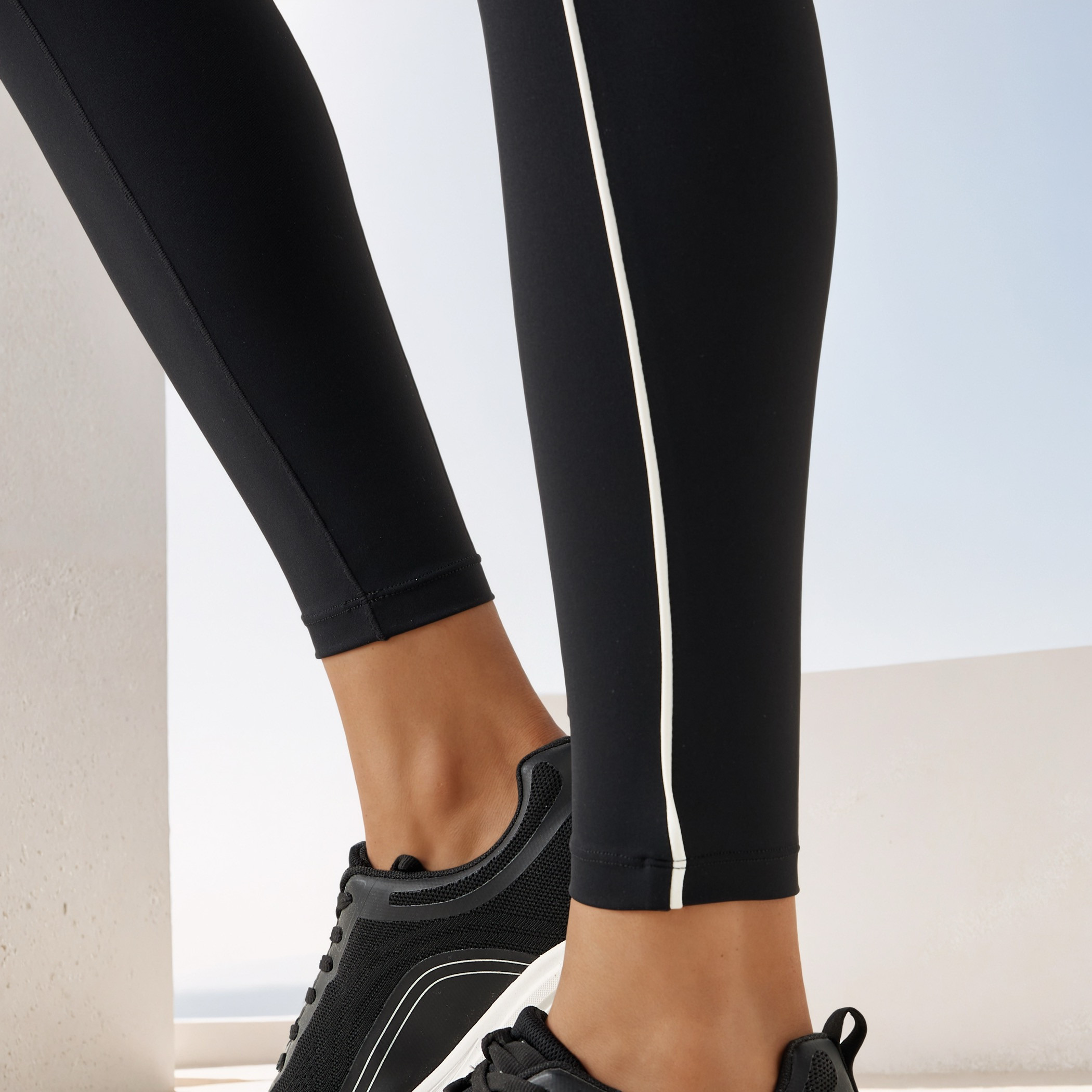 بنطلون ليقنز بتحديد بلون متباين-women-clothing-sportswearandactivewear-bottoms-leggings-image-5