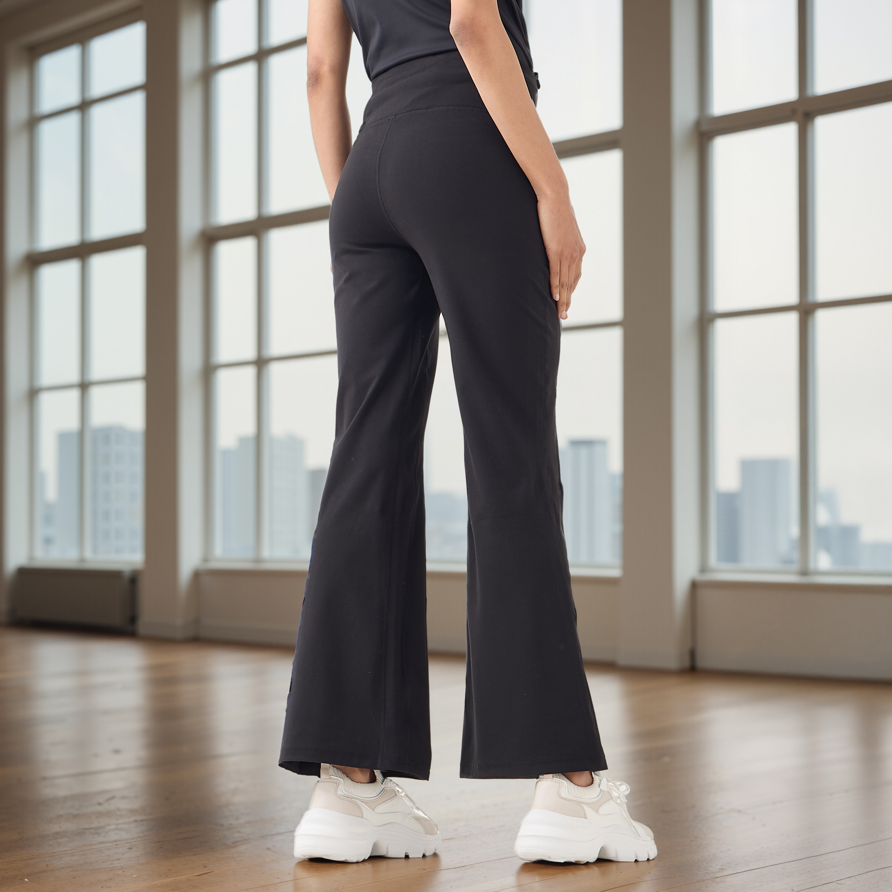 بنطلون واسع الساقين بخصر مطاطي وجيوب-sports-women-clothing-activewearleggings-image-1