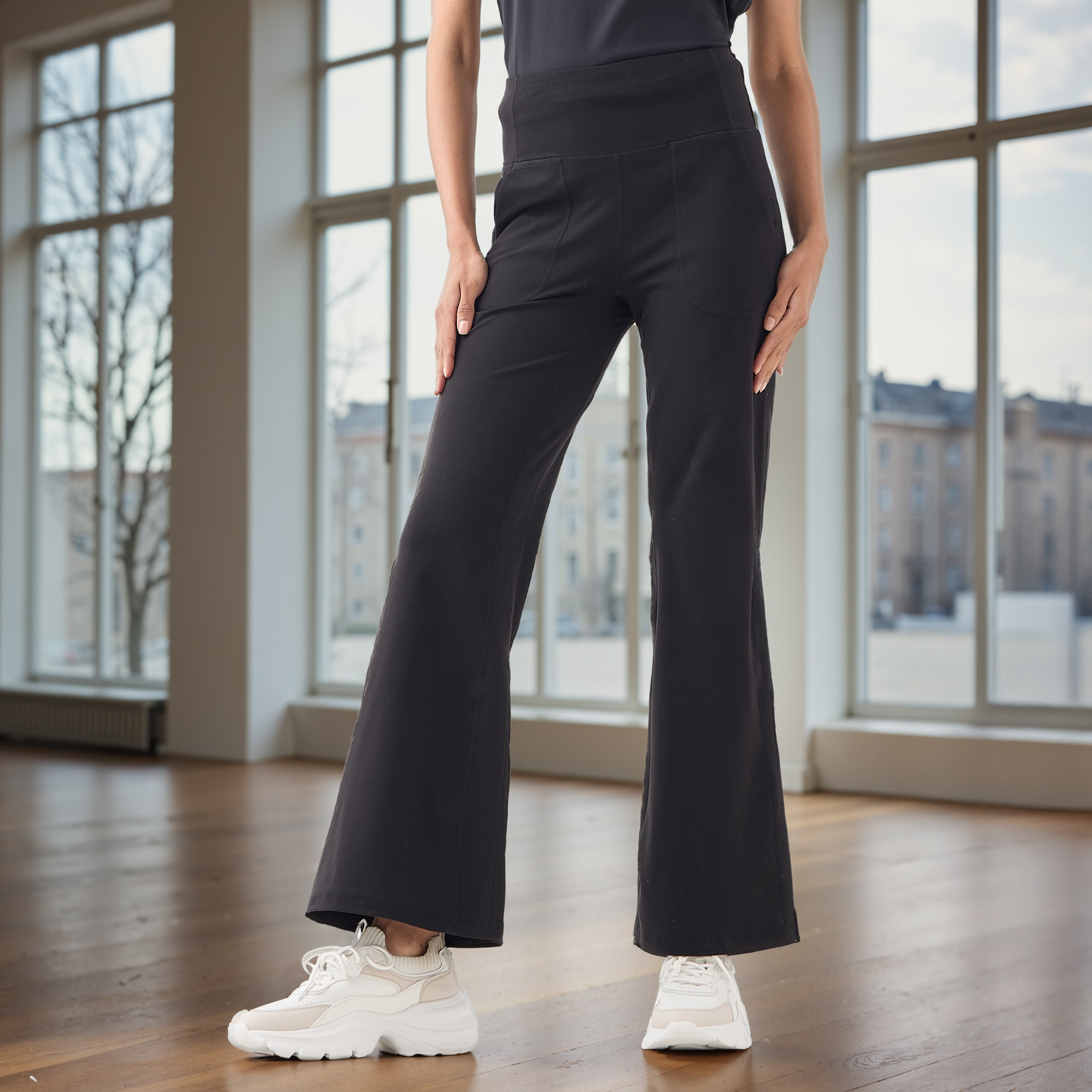 بنطلون واسع الساقين بخصر مطاطي وجيوب-sports-women-clothing-activewearleggings-image-3