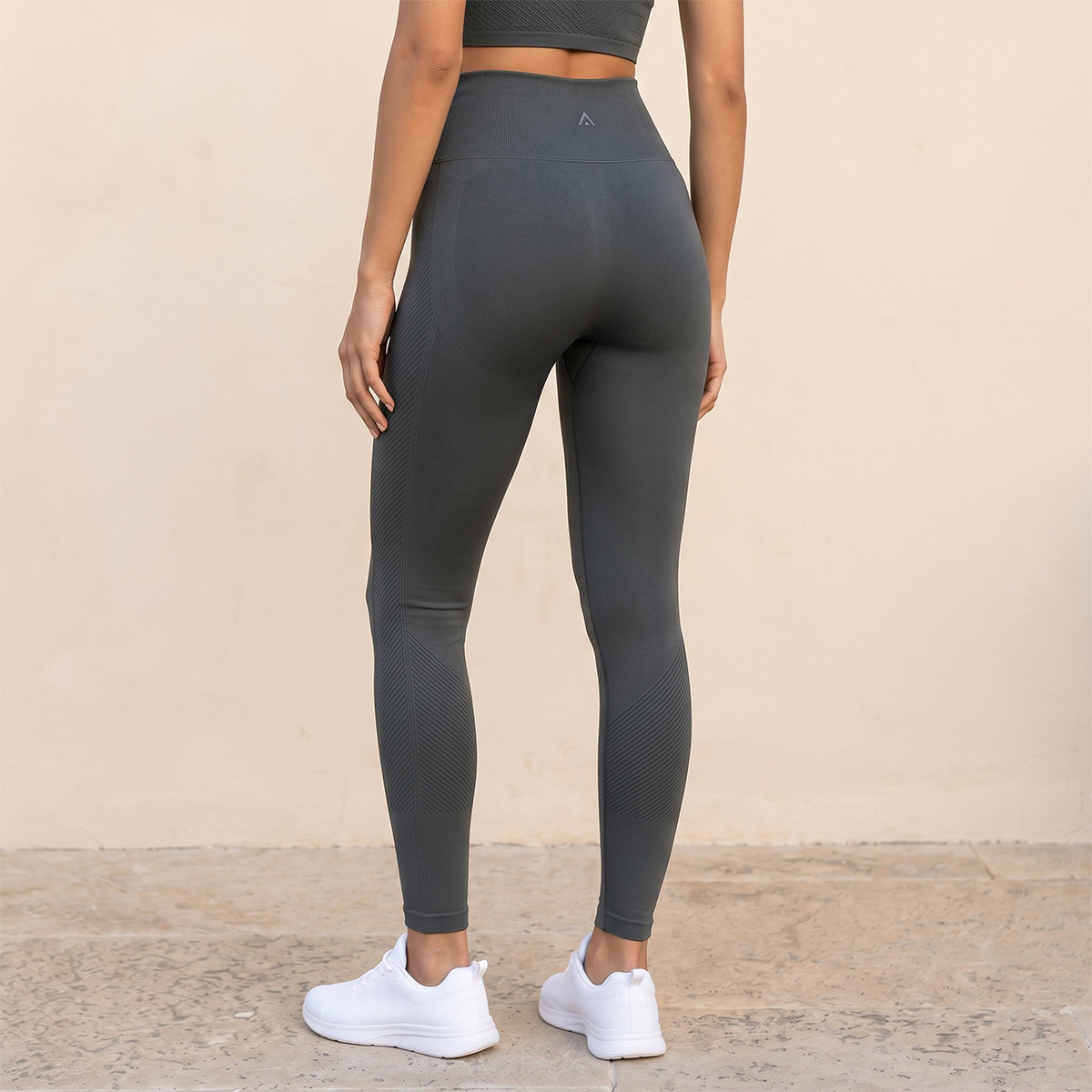 Seamless 4 Way Stretch Leggings-women-clothing-sportswearandactivewear-bottoms-leggings-image-4