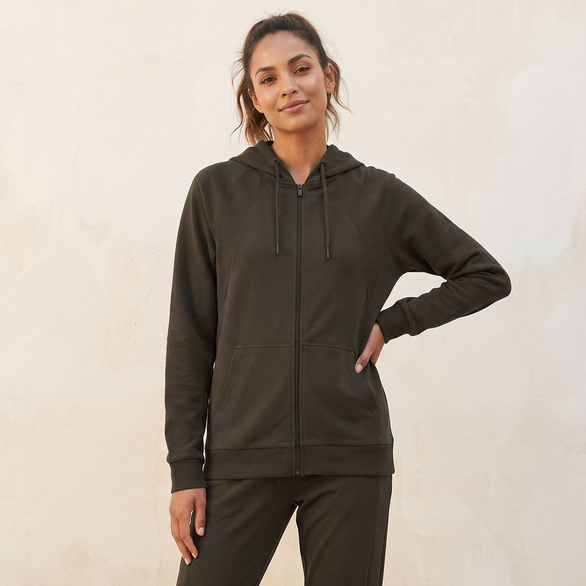 هودي رياضي مرن بتصميم عصري وأنيق-sports-women-clothing-hoodiesandsweatshirts-image-1
