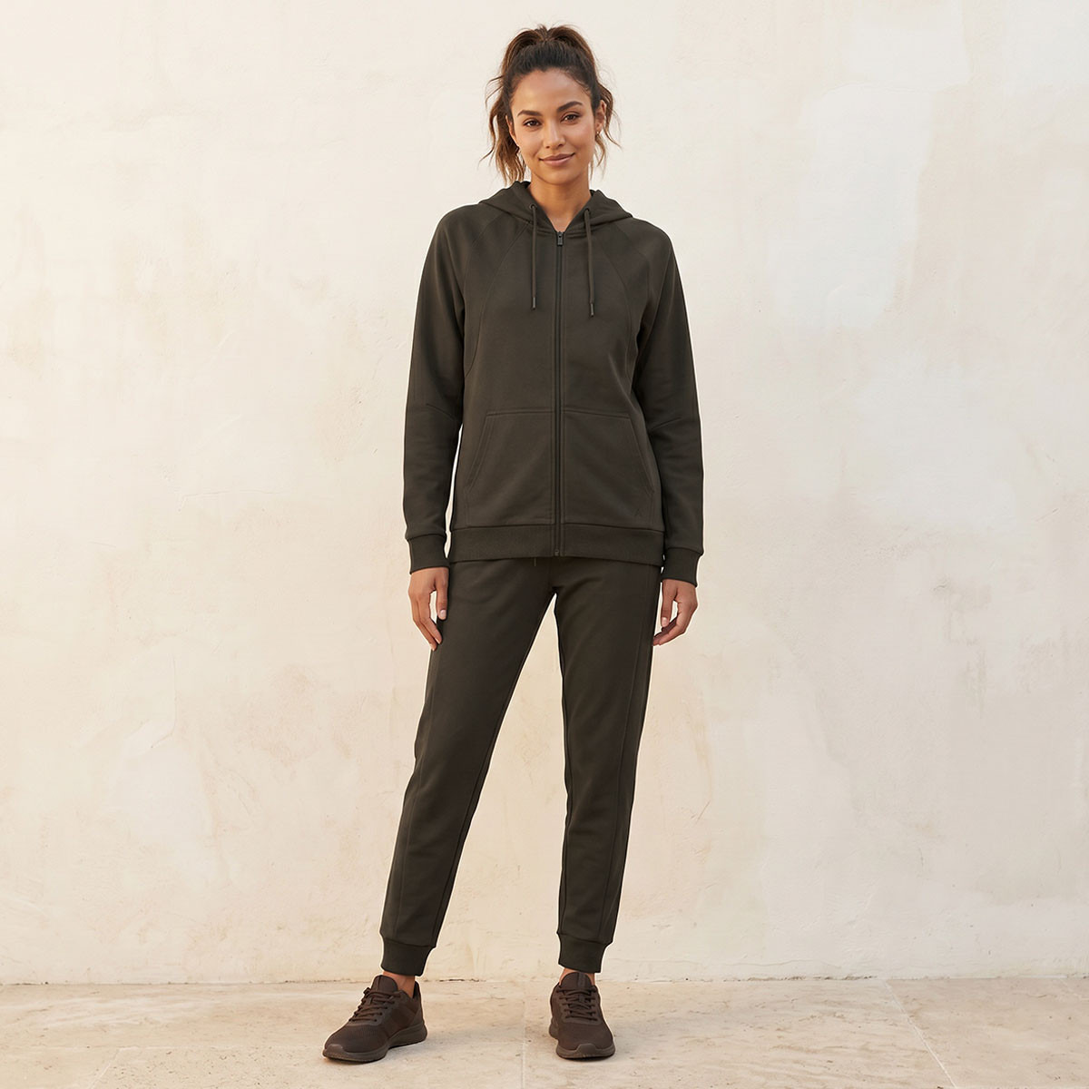 هودي رياضي مرن بتصميم عصري وأنيق-sports-women-clothing-hoodiesandsweatshirts-image-3