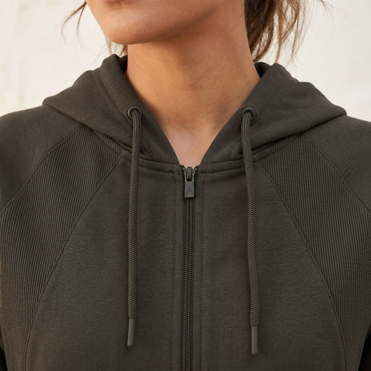 هودي رياضي مرن بتصميم عصري وأنيق-sports-women-clothing-hoodiesandsweatshirts-image-5