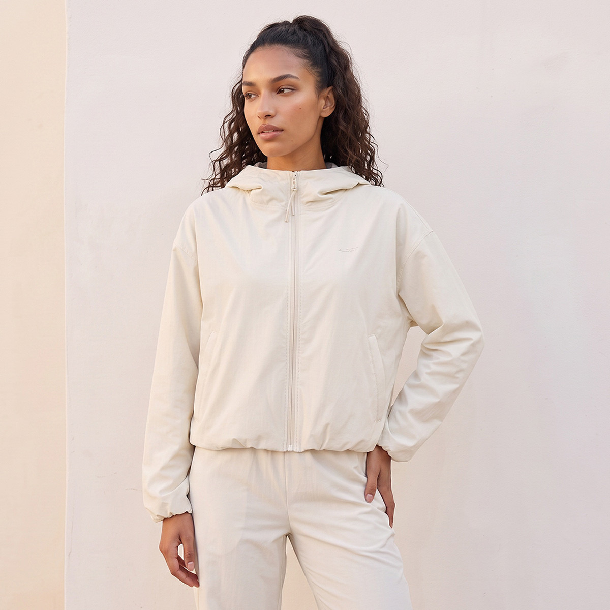 جاكيت بغطاء رأس وحواف مرنة-sports-women-clothing-coatsandjackets-jackets-image-1