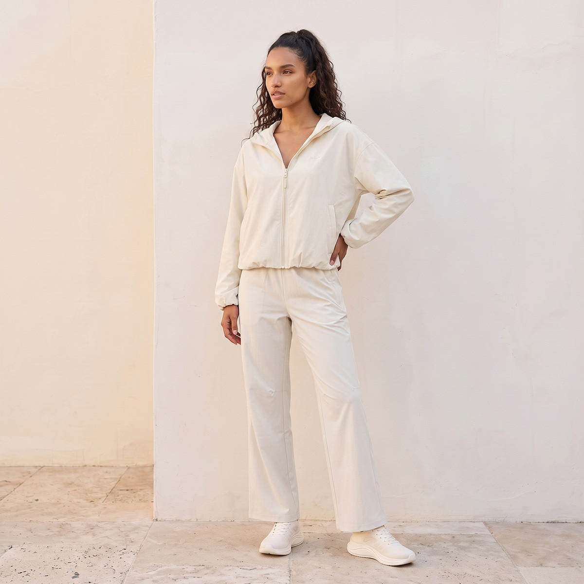 جاكيت بغطاء رأس وحواف مرنة-sports-women-clothing-coatsandjackets-jackets-image-2