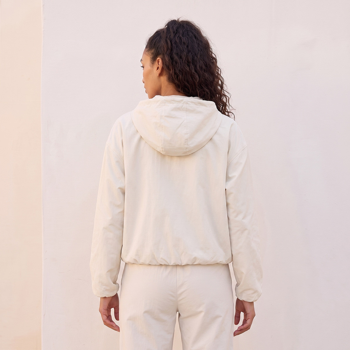 جاكيت بغطاء رأس وحواف مرنة-sports-women-clothing-coatsandjackets-jackets-image-3