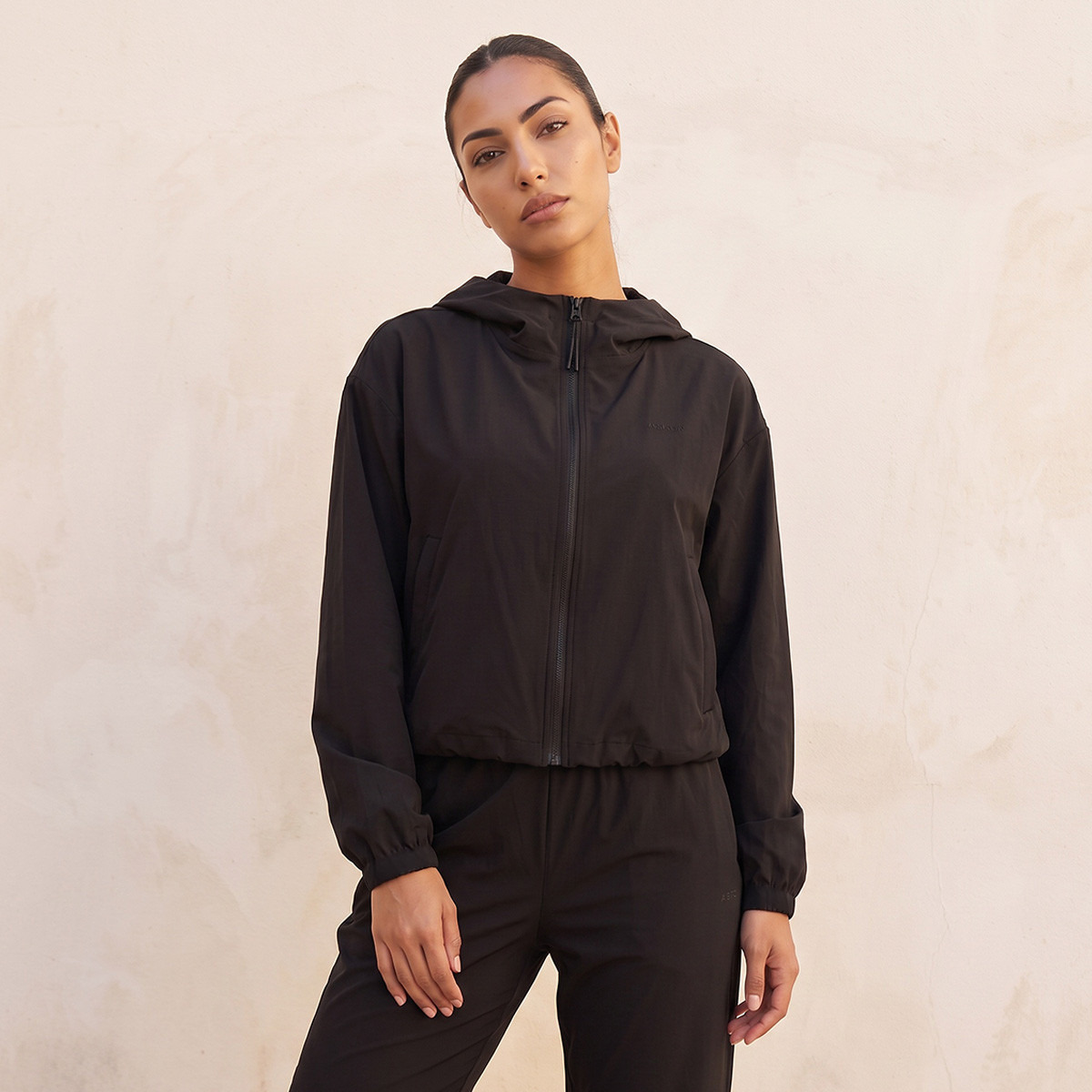 جاكيت بغطاء رأس وحواف مرنة-sports-women-clothing-coatsandjackets-jackets-image-1