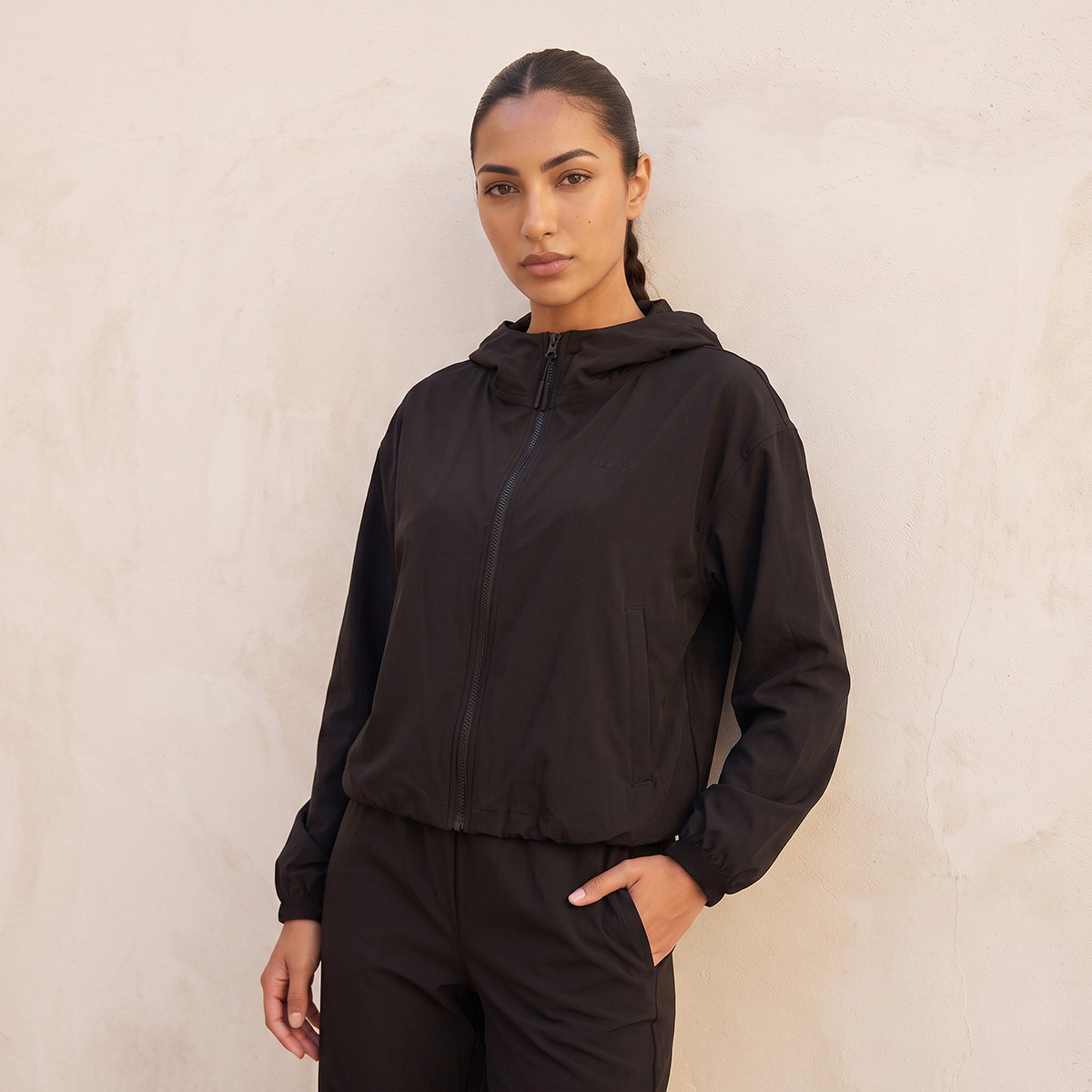 جاكيت بغطاء رأس وحواف مرنة-sports-women-clothing-coatsandjackets-jackets-image-3