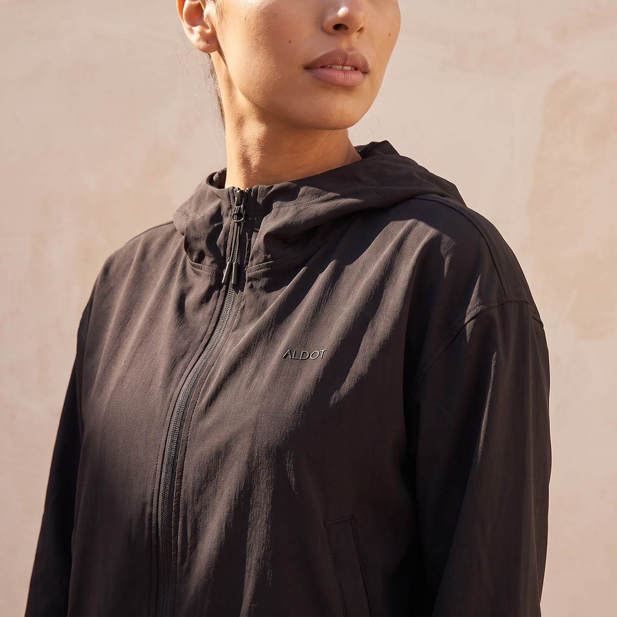 جاكيت بغطاء رأس وحواف مرنة-sports-women-clothing-coatsandjackets-jackets-image-4