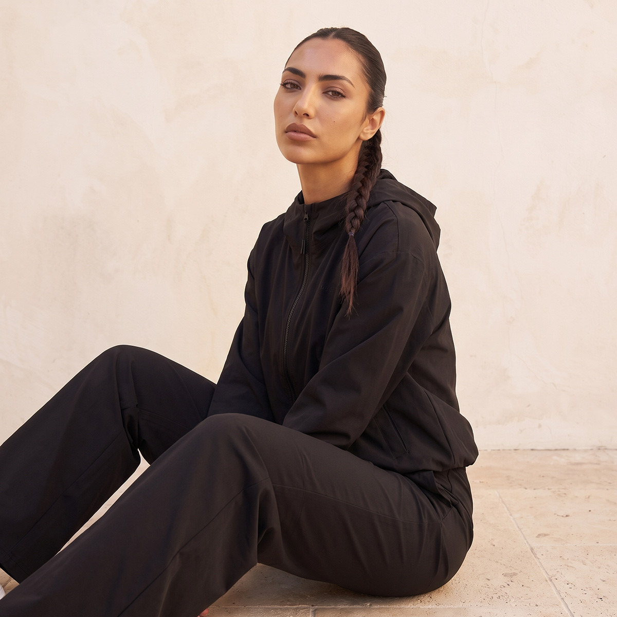 جاكيت بغطاء رأس وحواف مرنة-sports-women-clothing-coatsandjackets-jackets-image-5