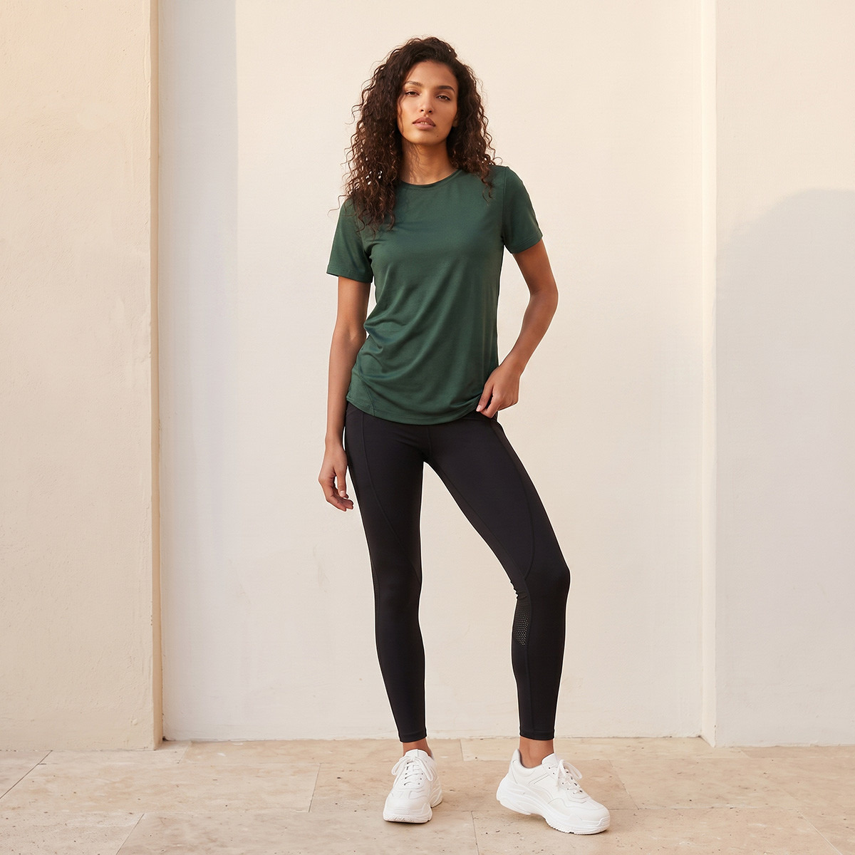 بنطلون ليقنز مطاطي بألواح مثقبة-women-clothing-sportswearandactivewear-bottoms-leggings-image-2