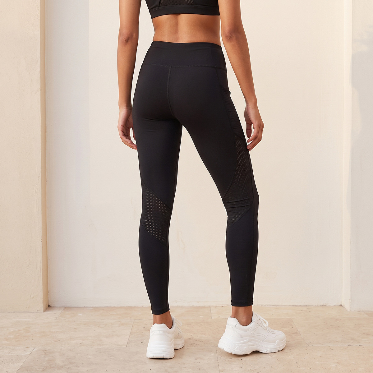 بنطلون ليقنز مطاطي بألواح مثقبة-women-clothing-sportswearandactivewear-bottoms-leggings-image-3