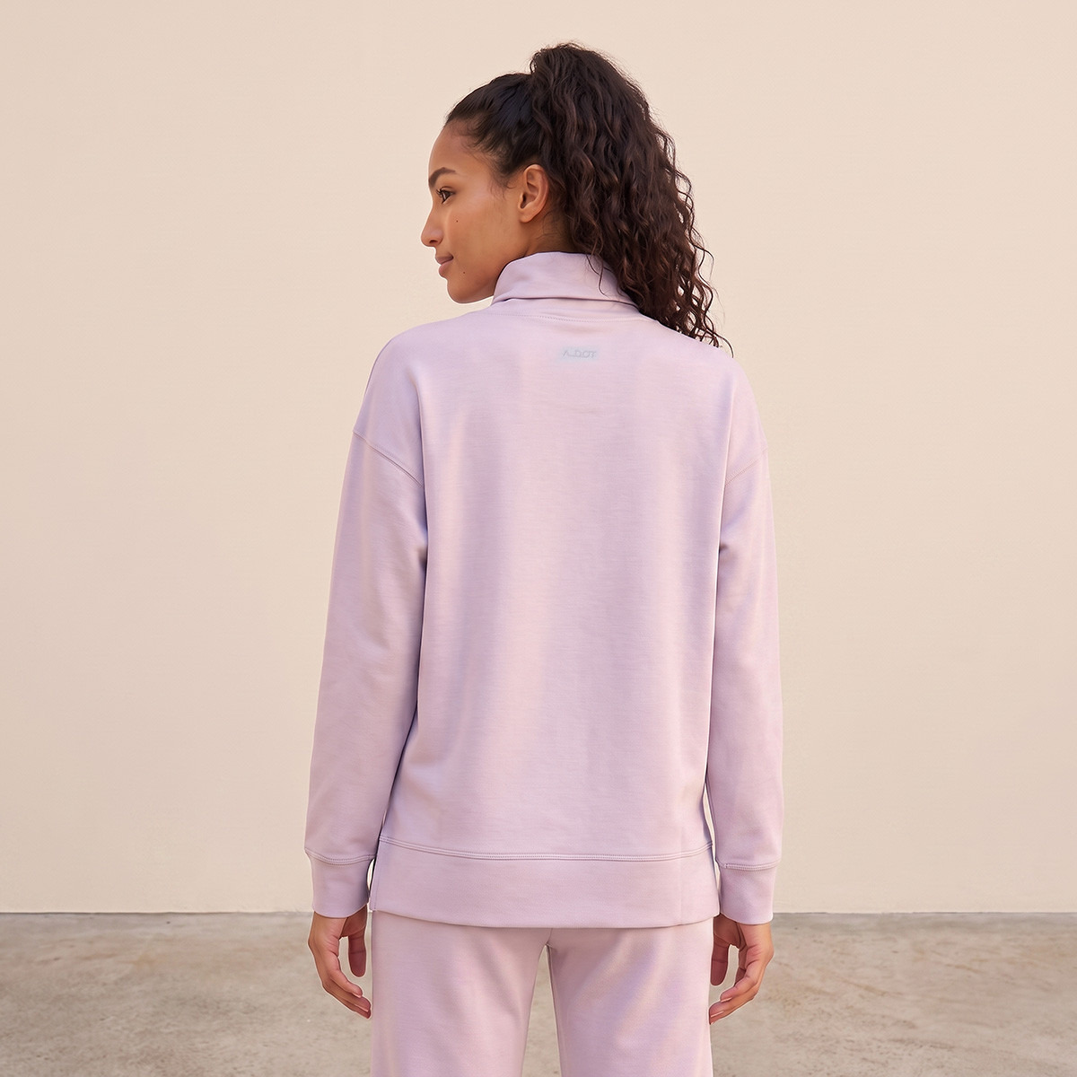 سويت شيرت بياقة ضيّقة عالية-sports-women-clothing-hoodiesandsweatshirts-image-3