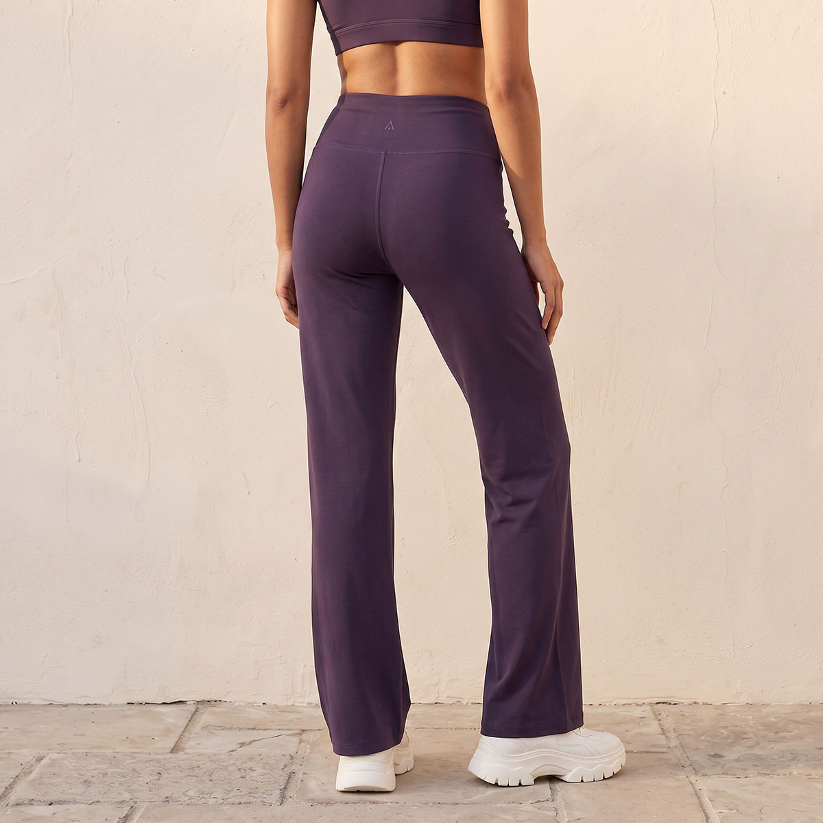 بنطلون ليقنز مطاطي باتجاهين وبحافة واسعة-women-clothing-sportswearandactivewear-bottoms-leggings-image-3