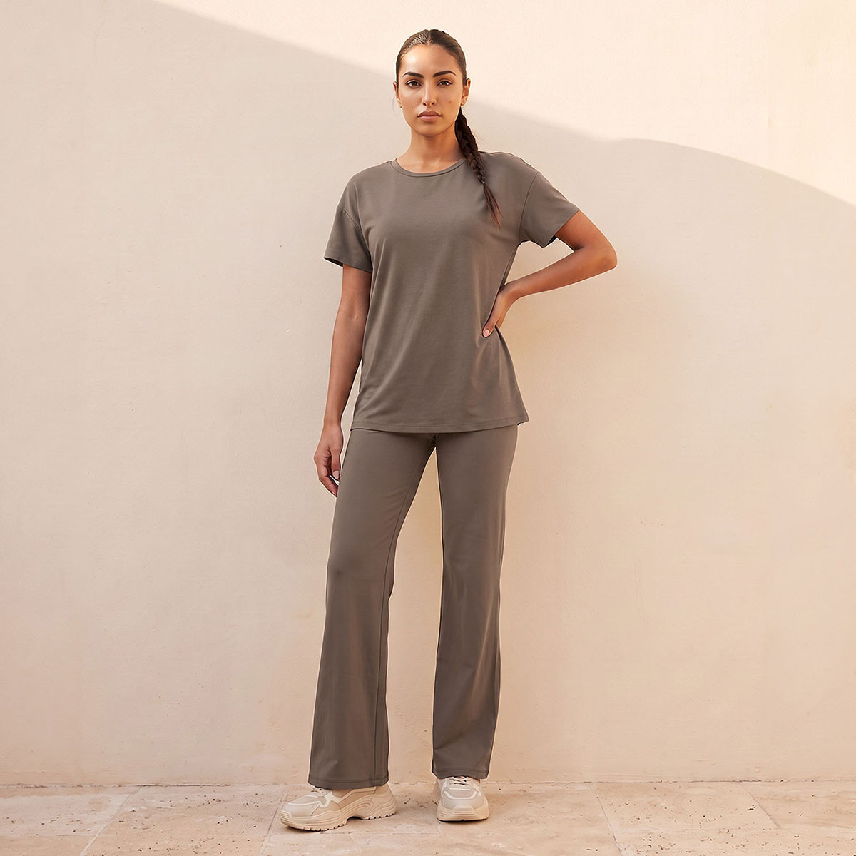 بنطلون ليقنز مطاطي باتجاهين وبحافة واسعة-women-clothing-sportswearandactivewear-bottoms-leggings-image-2