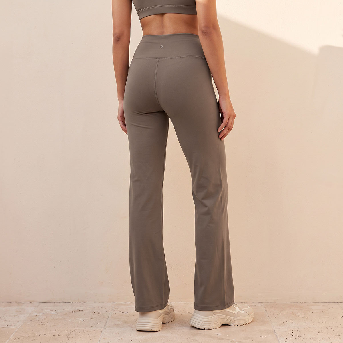 بنطلون ليقنز مطاطي باتجاهين وبحافة واسعة-women-clothing-sportswearandactivewear-bottoms-leggings-image-3