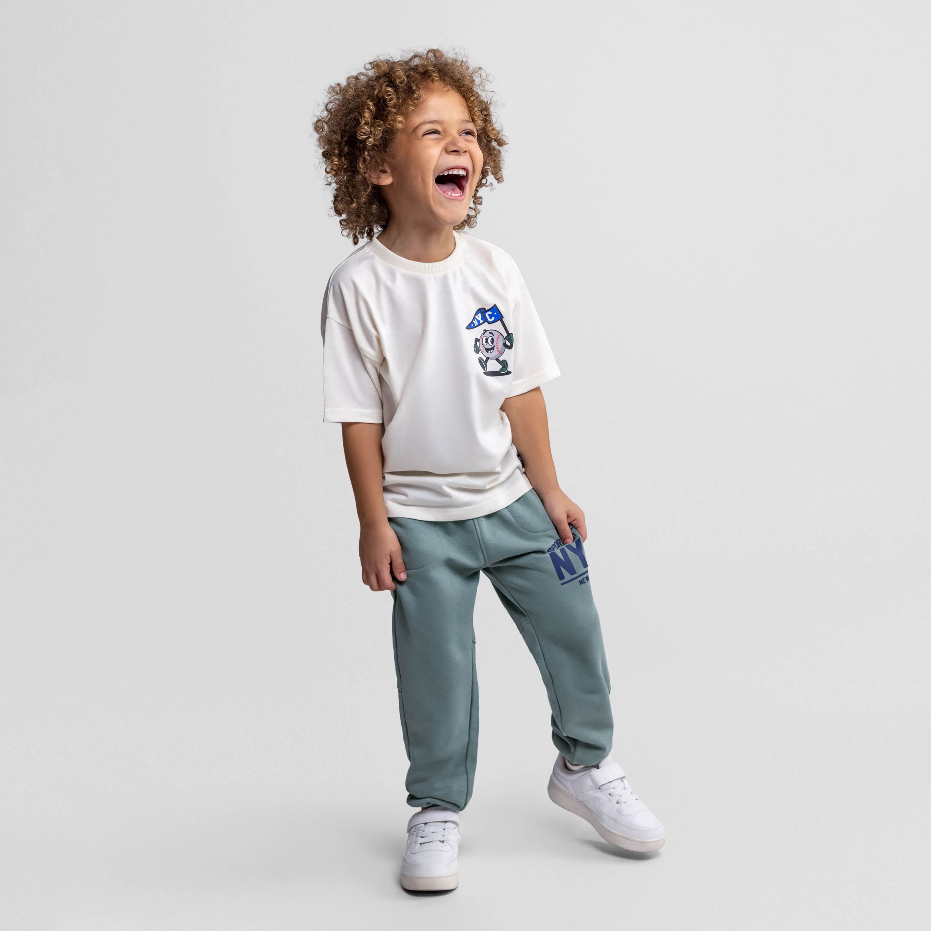 طقم تيشيرت غرافيك بأكمام قصيرة وبنطلون رياضي جوغر من مينوتي-boys-clothing-setsandcoords-image-1