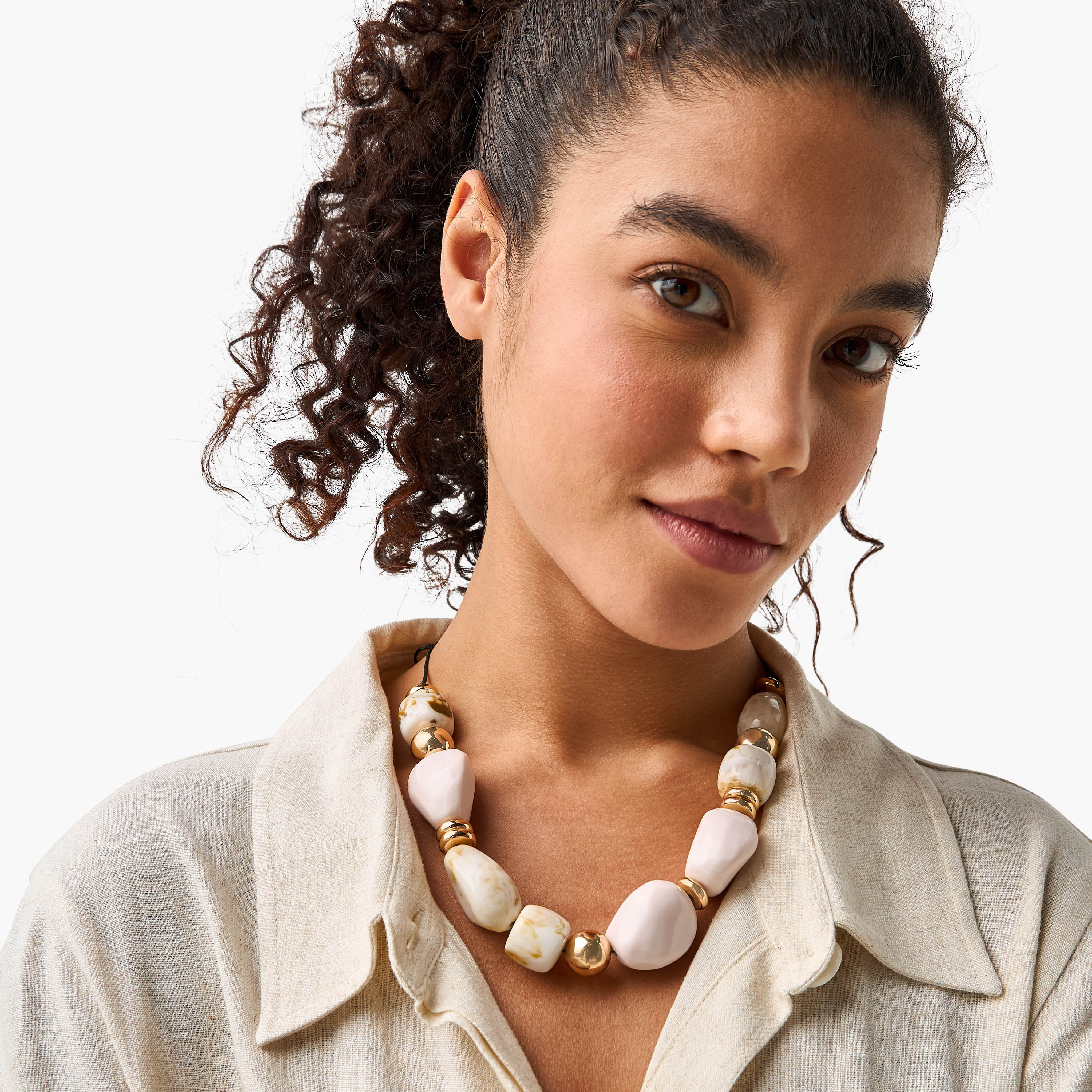 قلادة راتنج أنيقة بخرز معدني-women-watchesandjewellery-jewellery-necklacesandpendants-image-2