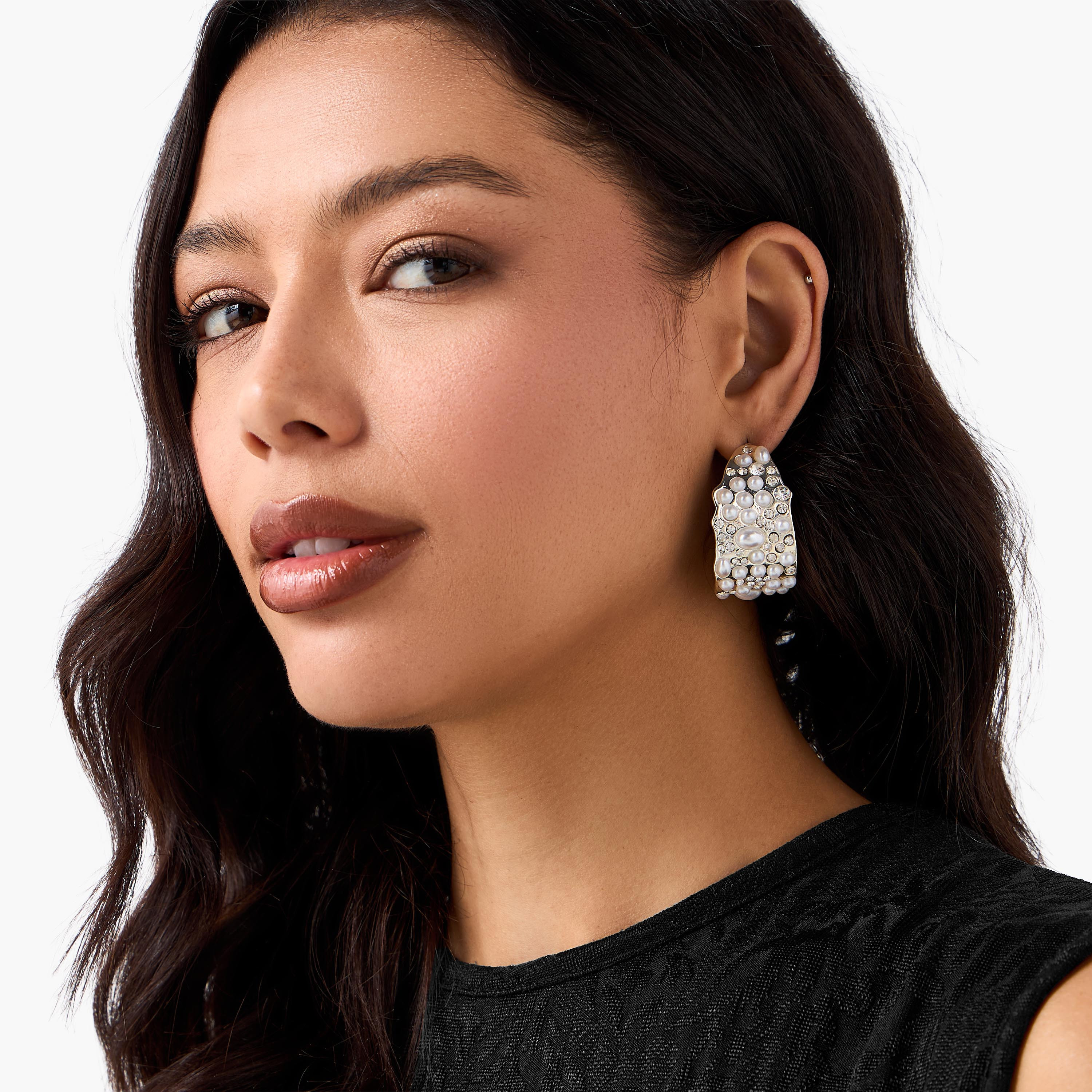 حلق طوق لؤلؤ مزين بلون فضي-women-watchesandjewellery-jewellery-earrings-image-2